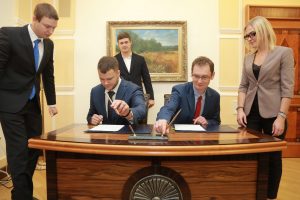 CoST Programme Director, John Hawkins and Minister of Infrastructure sign commitment. 